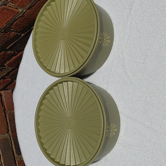 Tupperware Vintage Set of 2 Apple Green Round 8 in Canisters - Picture 2 of 5